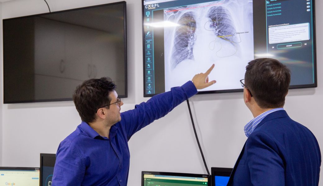 Osvaldo Landi Júnior, gerente médico da Fidi, e Werlley Januzzi, responsável pelo pronto-socorro do HSPE, examinam resultados de raios-X processados com IA. (Foto: Divulgação)